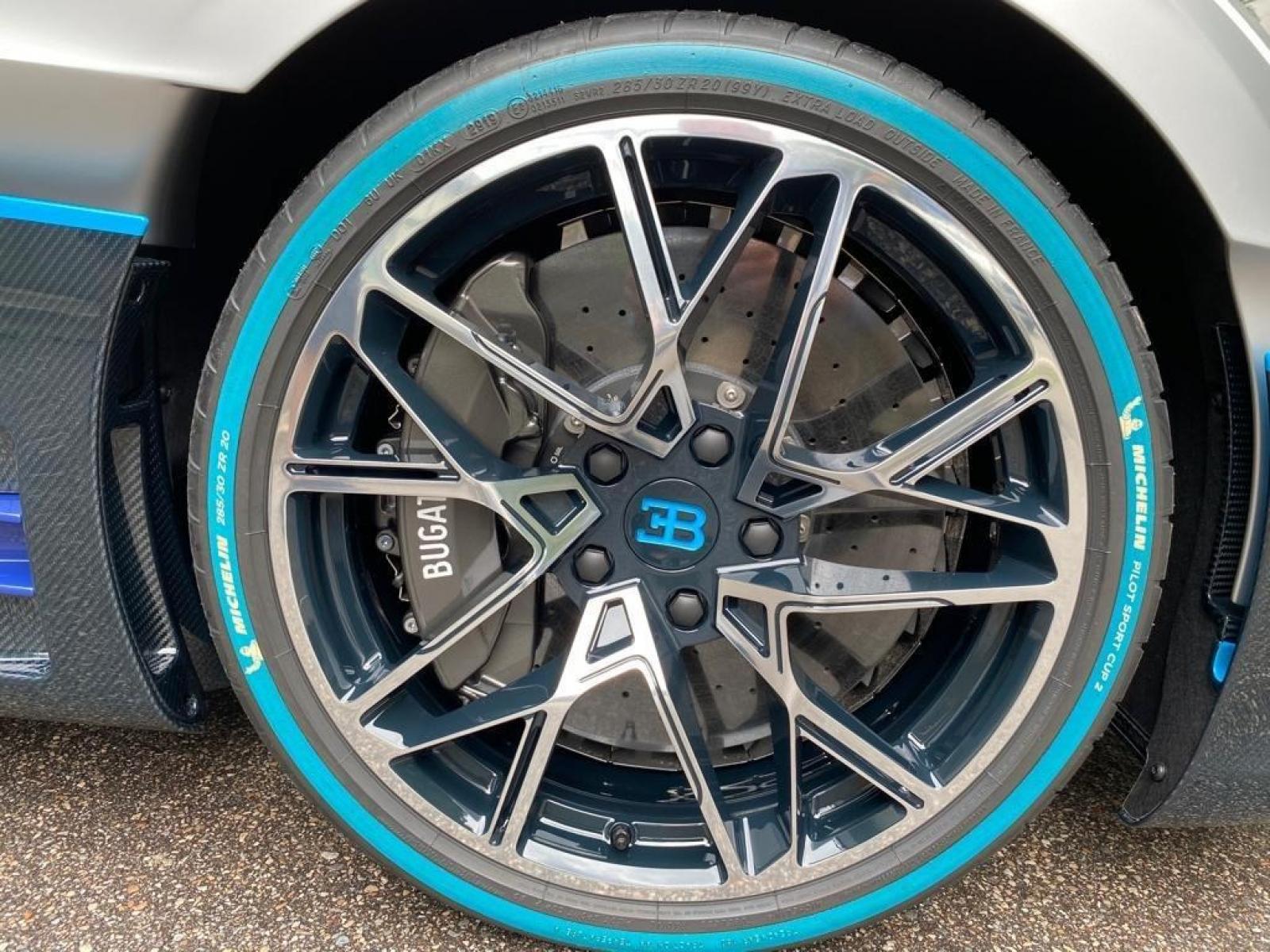 2020 Blue /Gray Bugatti Divo , 0.000000, 0.000000 - BUGATTI DIVO Argent matt / Divo Racing Blue, glossy / Divo Titanium Grey, Int Black / grey Brake caliper: Grey - Photo #6